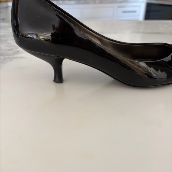 LINEA Paolo, pointed toe, black patent, kitten heel pumps. - Picture 5 of 9